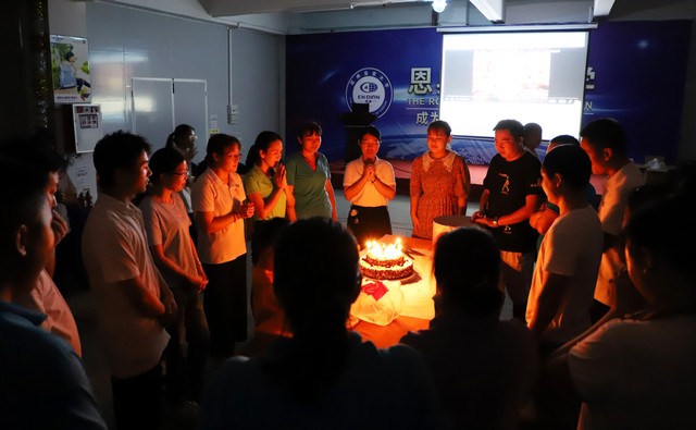 广东箱包厂家-举办集体生日会